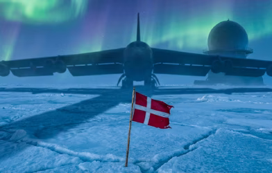 Grönland Haritası Üzerinde ABD ve Danimarka Jeopolitik Gölge Oyunu