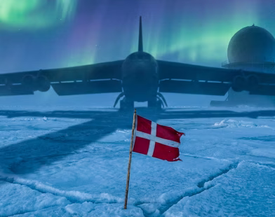 Grönland Haritası Üzerinde ABD ve Danimarka Jeopolitik Gölge Oyunu